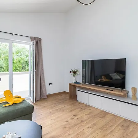 4 Bedroom Stunning In Holiday home Lopar