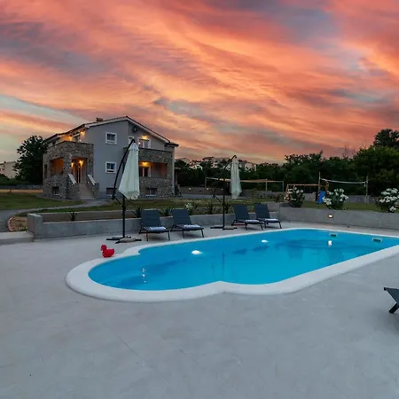 4 Bedroom Stunning In Holiday home