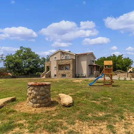 4 Bedroom Stunning In Holiday home Lopar