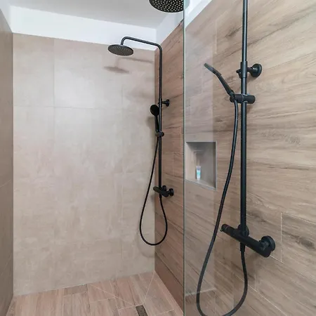 4 Bedroom Stunning In Holiday home