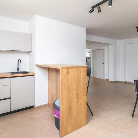 4 Bedroom Stunning In Holiday home Lopar