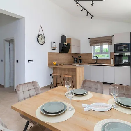 4 Bedroom Stunning In * Lopar