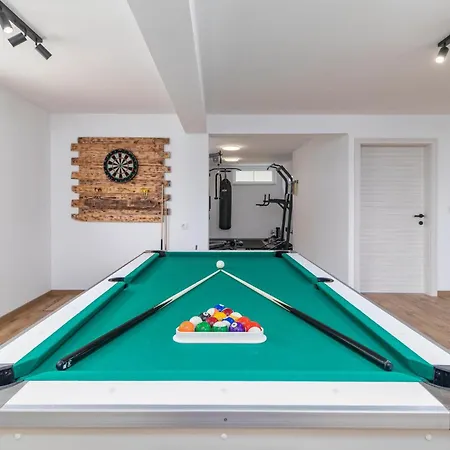 4 Bedroom Stunning In Ferienhaus Lopar