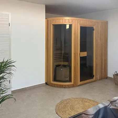 4 Bedroom Stunning In Ferienhaus Lopar