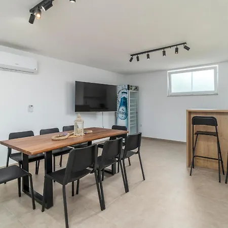 Ferienhaus 4 Bedroom Stunning In