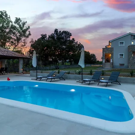 4 Bedroom Stunning In Ferienhaus Lopar