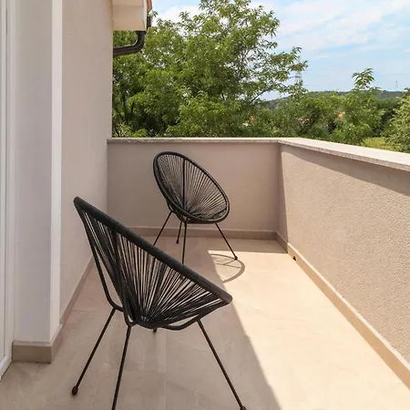 4 Bedroom Stunning In Ferienhaus Lopar