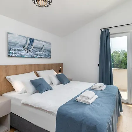 4 Bedroom Stunning In Ferienhaus Lopar