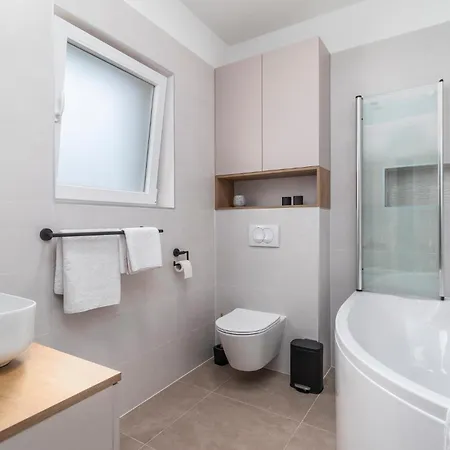 4 Bedroom Stunning In *