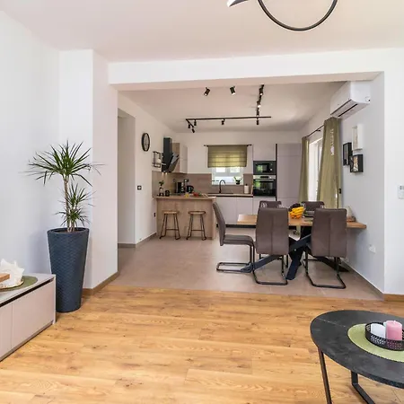 4 Bedroom Stunning In Ferienhaus Lopar