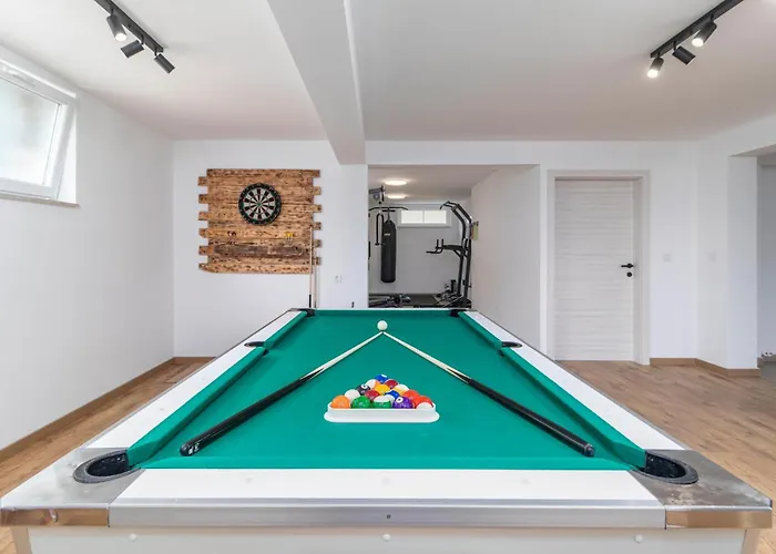 4 Bedroom Stunning In Prázdninový dům Lopar