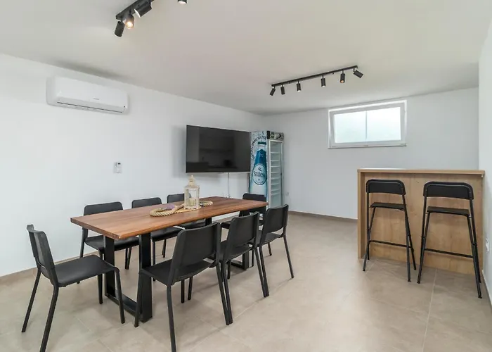 Дом отдыха 4 Bedroom Stunning In