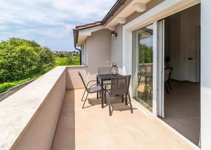 4 Bedroom Stunning In * Лопар